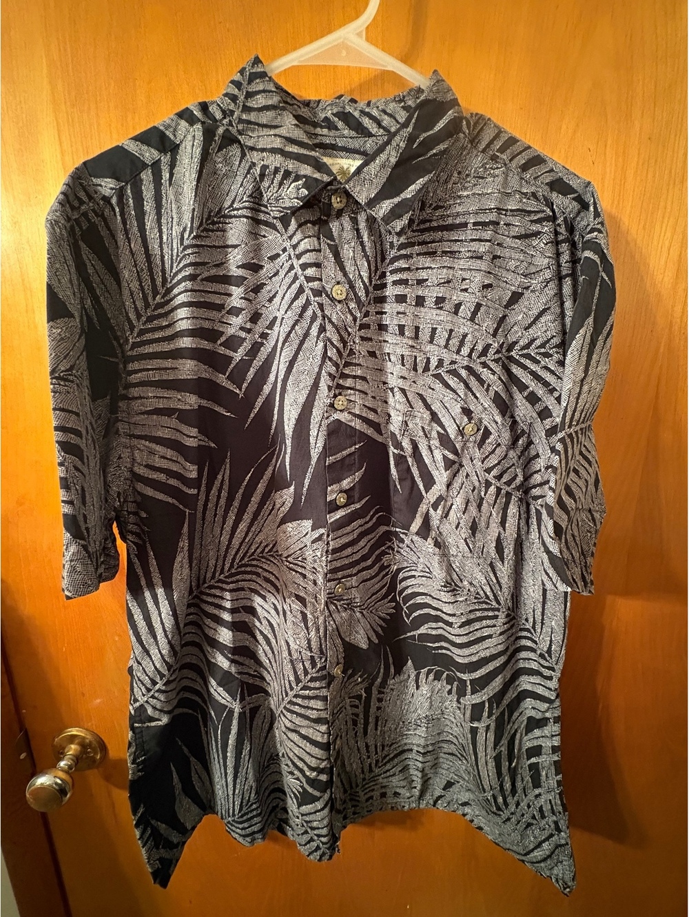 Island Shores Men's Large Black and Gray Tropical Print Short Sleeve Shirt